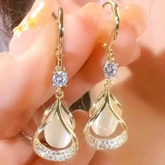 NWT Droplet Shape Dangle Earrings - Elegant, Unique, Zirconia Inlaid - Picture 1 of 5